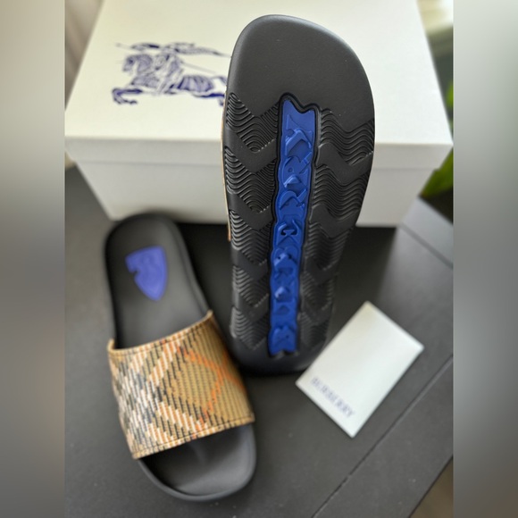Burberry Men’s New Slides Sandals Beige & Black Check Dive Pool Slides Size 43 main image 4
